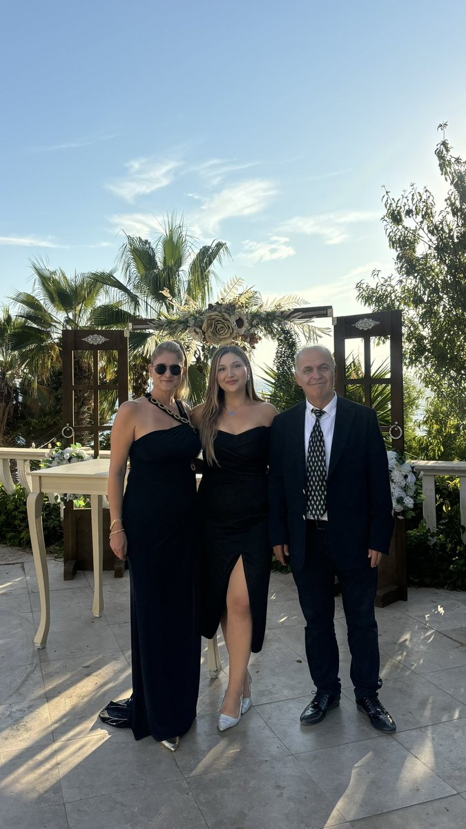 Bugün en güzel aile resmimizi çekilmiş olabilir miyiz Allahımm🫠 belki nazara gelip iki kaos yaşarız bilmiyorum ama hayat zaten aksiyonsuz çok sıkıcı iyi günde de kötü günde de hep beraber canım ailem ❤️