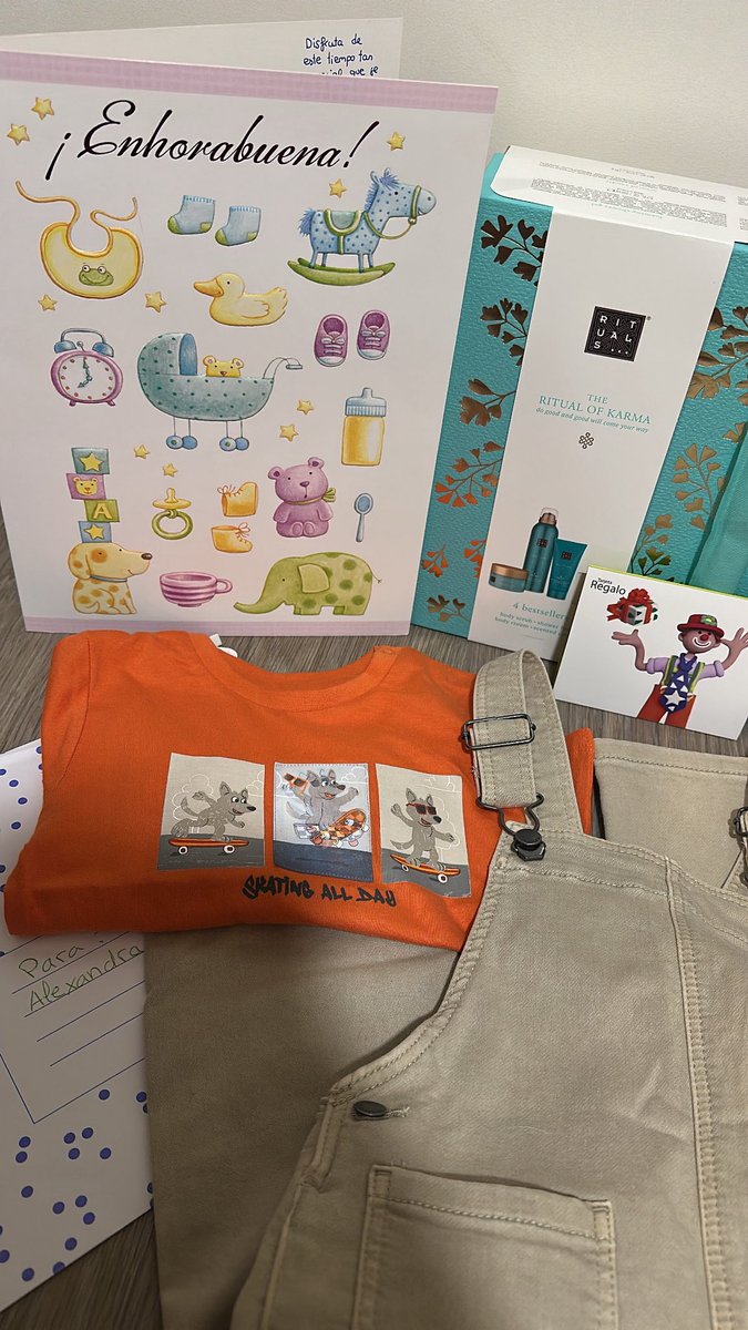 alexandra_rb8's tweet photo. Sorpresa al llegar al cole. Tengo a los mejores! GRACIAS por tanto cariño! 🫶🏼🎁🌹🥹 https://t.co/XAjez8lgLG