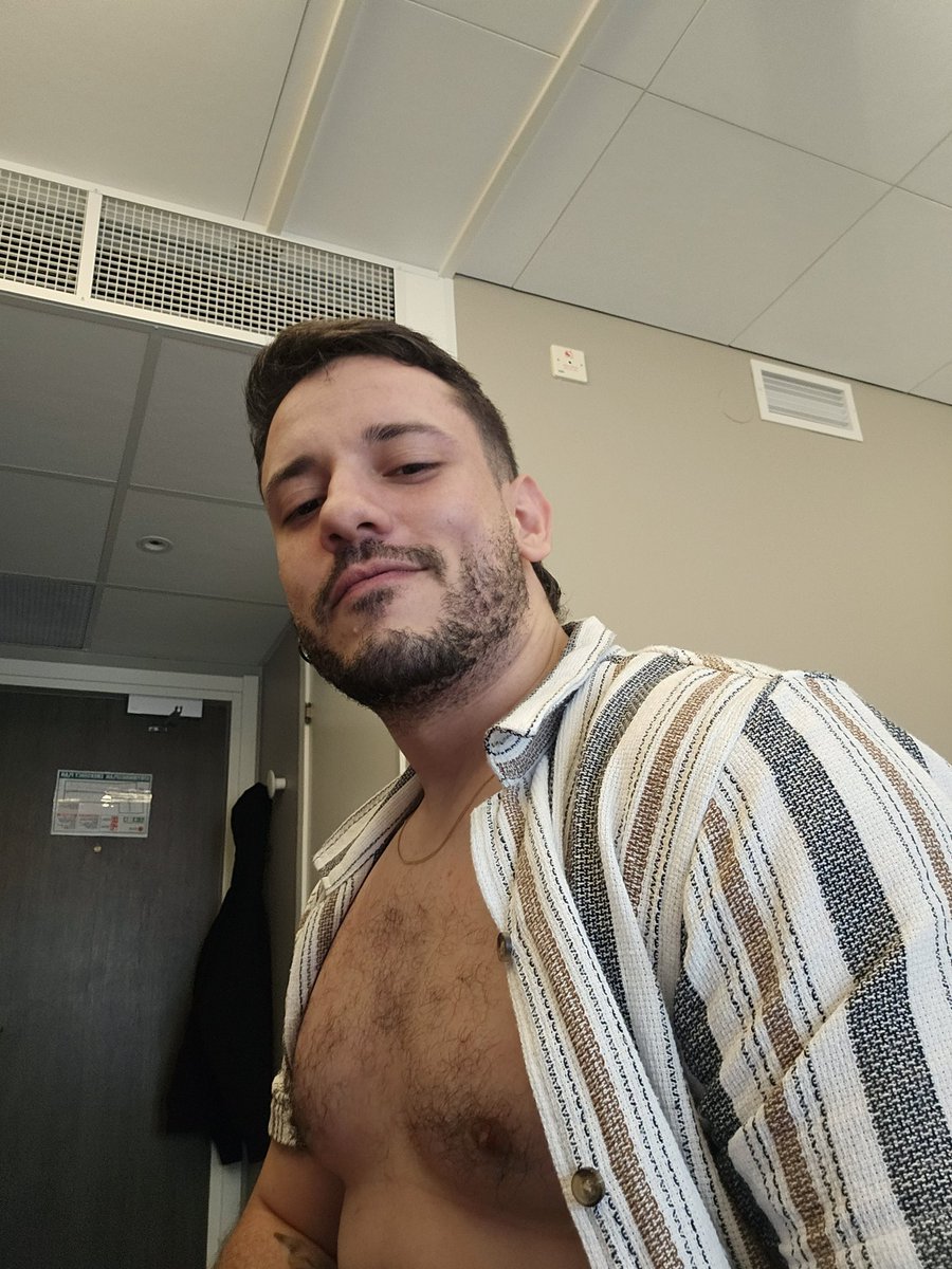 angeluspn's tweet photo. Tits out https://t.co/c2C6OoN6GU
