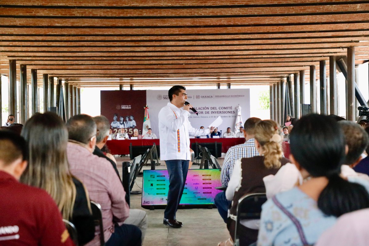 Estamos haciendo lo que nunca antes: cerrar la brecha de desigualdades y abrir un camino de justicia social. Vivimos un momento histórico en el que ya no se puede hablar de desarrollo sin mirar al sur… y el sur es Oaxaca.

<a href="/salomonj/">Salomón Jara Cruz</a>