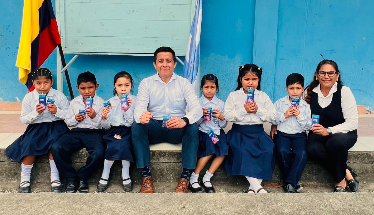 EducacionZ4_Ec's tweet photo. [PAJÁN] 🍪🥛 La Dirección Distrital 13D09 constata la entrega de alimentación escolar en 103 instituciones, beneficiando a 7.900 estudiantes.

Estas acciones garantizan nutrición 🧃 y fortalecen la permanencia escolar con igualdad de oportunidades. 🤝

#ElNuevoEcuadorImpulsa https://t.co/hkdiSOdTrJ