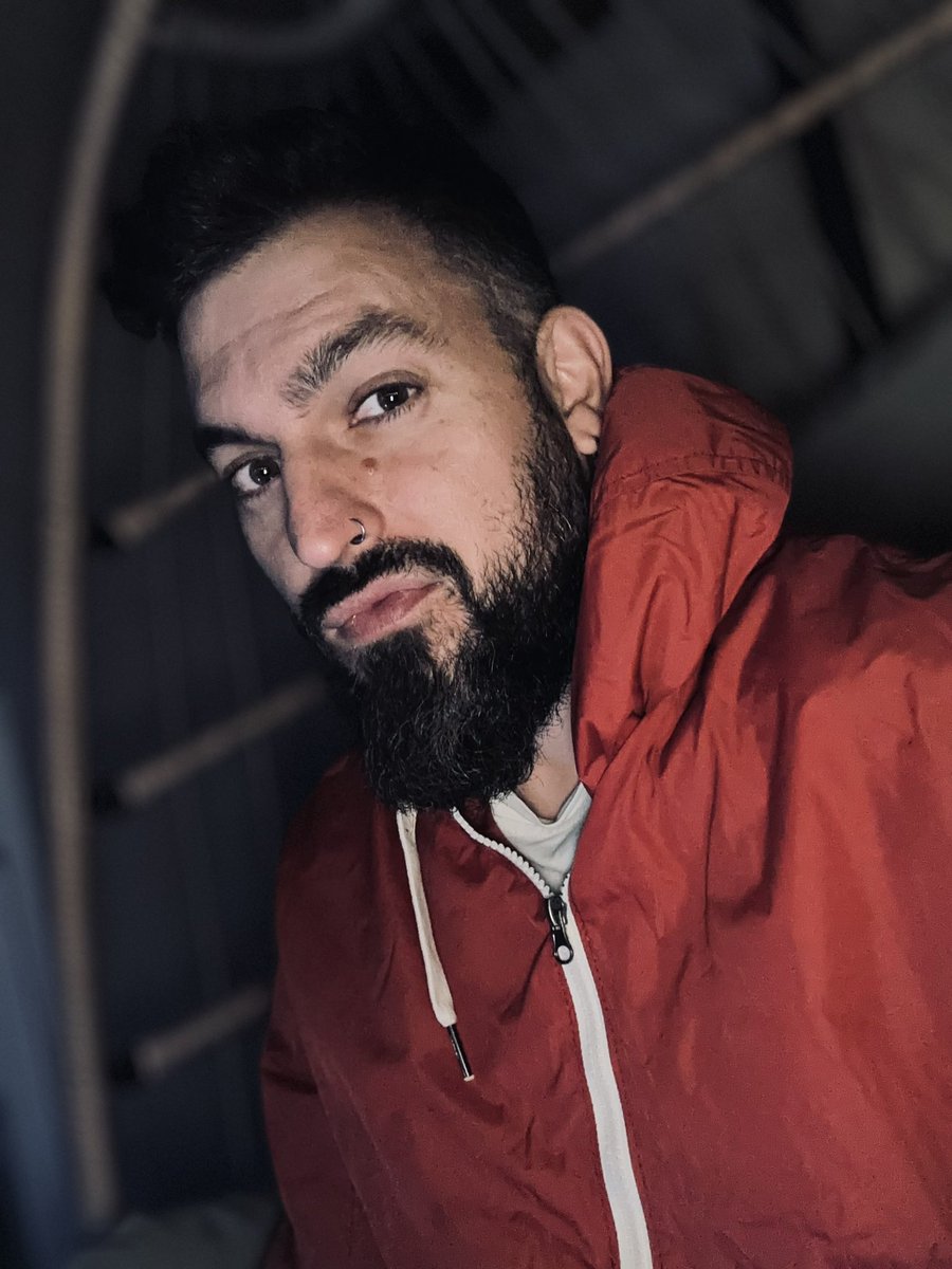 takahazan's tweet photo. Jugando a Silksong más agusto que un arbusto antes de irme a dormir.
Sin duda soy #teamHornet #teamRed https://t.co/Ilv8DnNLus