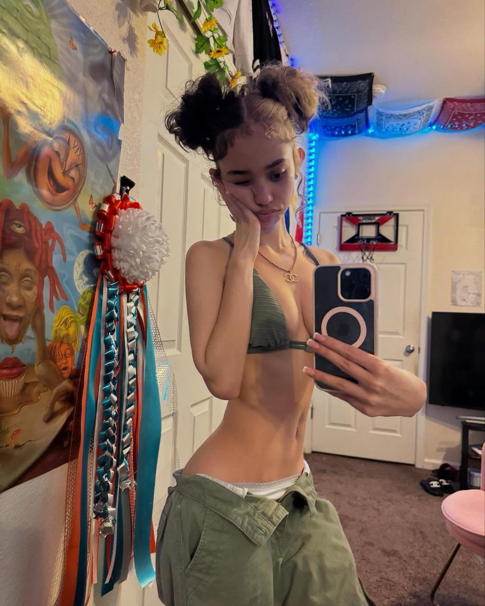 cosmictheplug's tweet photo. Forgot to mention I’m also selling Angie’s content too, so tap in. Her shit $20 https://t.co/1wKzegrmDY