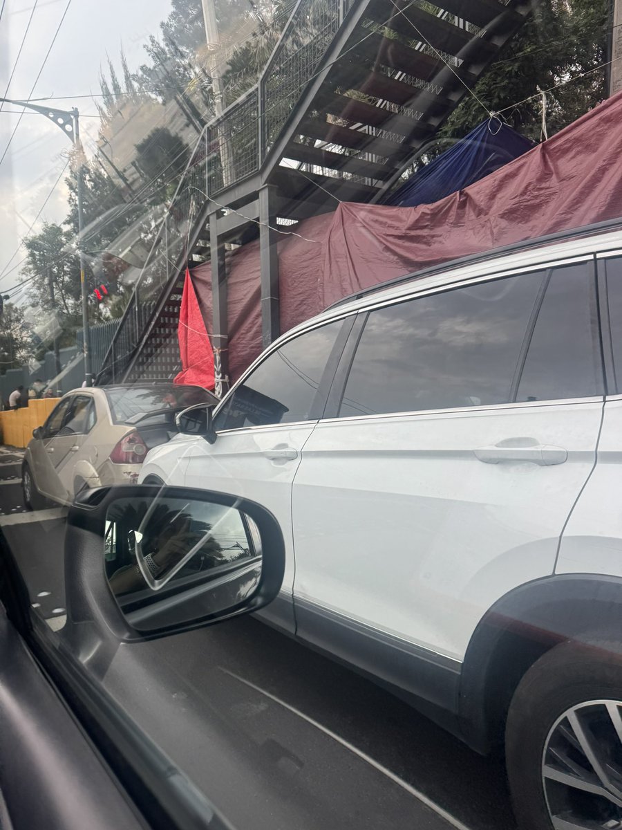 clacamcar's tweet photo. Ya se puede estacionar en la carretera México-Toluca? Carr. México-Toluca 408, Santa Fe, Granjas Palo Alto, Álvaro Obregón, 01310 #CDMX 
@UCS_GCDMX @OVIALCDMX @ClaraBrugadaM @AlcaldiaAO como si faltara tráfico, frente a la nueva @FGRMexico https://t.co/PSNwSFlwVC
