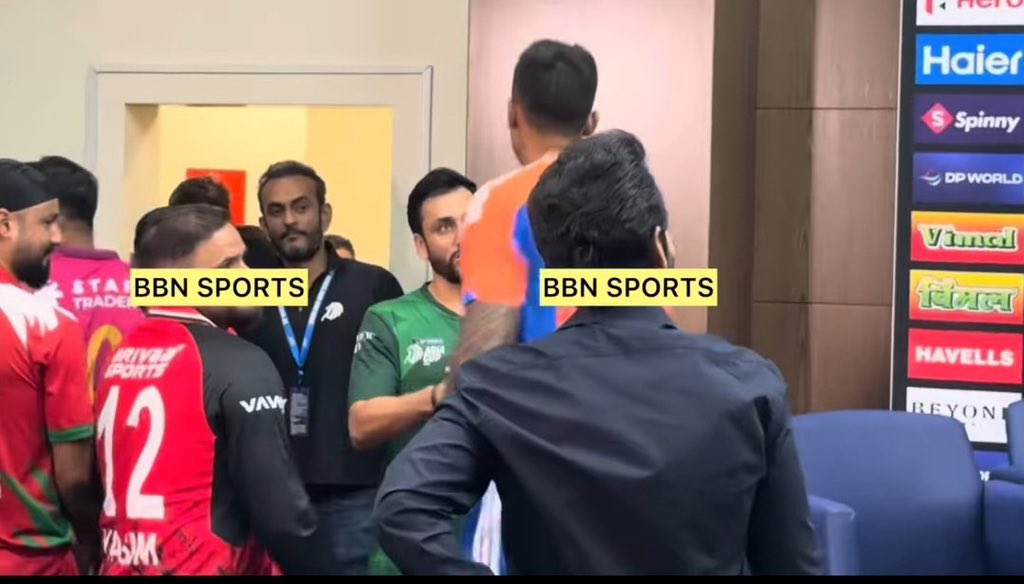lakshaymehta08's tweet image. Most disgusting picture today.

India&apos;s T20 captain Surya Kumar Yadav shook hands with PCB Chairman Mohsin Naqvi and Pakistani Player… 

Shame on BCCI…

😡😡😡😡