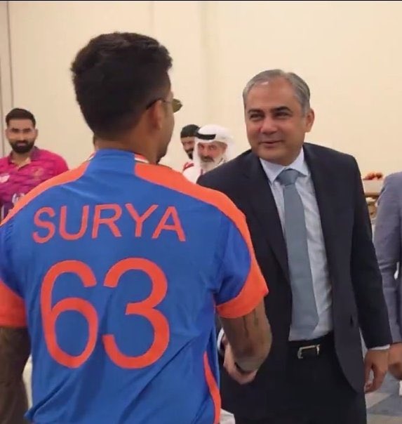 lakshaymehta08's tweet image. Most disgusting picture today.

India&apos;s T20 captain Surya Kumar Yadav shook hands with PCB Chairman Mohsin Naqvi and Pakistani Player… 

Shame on BCCI…

😡😡😡😡