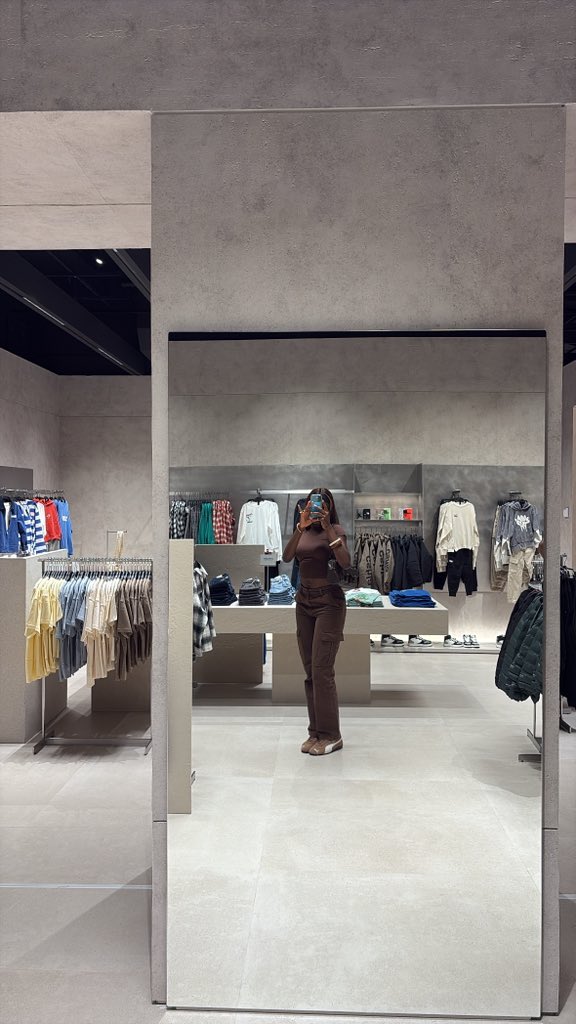 the mirrors in zara are clearer than my eyesight🙂‍↔️