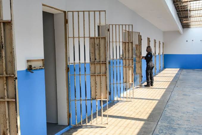 henricodopt's tweet image. 🚨URGENTE! Bolsonaro ACABOU de ter uma CRISE DE PÂNICO e CHORO em sua casa, de acordo com jornal. Ele tá com MEDO DE SER PRESO no presídio da Papuda! 

Meu Deus, que barra! 🚔😂😱