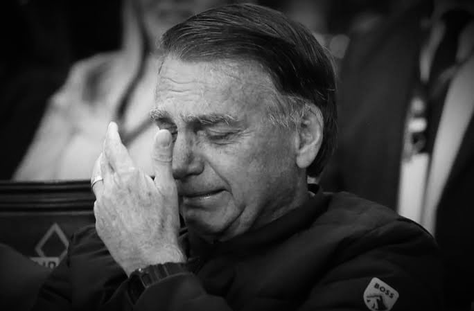 henricodopt's tweet image. 🚨URGENTE! Bolsonaro ACABOU de ter uma CRISE DE PÂNICO e CHORO em sua casa, de acordo com jornal. Ele tá com MEDO DE SER PRESO no presídio da Papuda! 

Meu Deus, que barra! 🚔😂😱