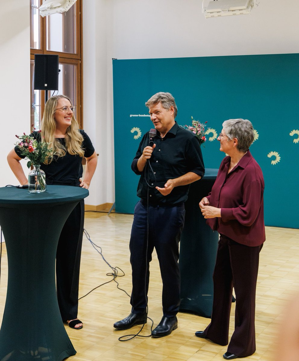 Uns war es wichtig, heute noch einmal von Herzen DANKE zu sagen, lieber ⁦⁦#RobertHabeck 💚🩷⁦<a href="/katdro/">Katharina Dröge</a>⁩ ⁦<a href="/GrueneBundestag/">Grüne im Bundestag 🇪🇺🏳️‍🌈</a>⁩
