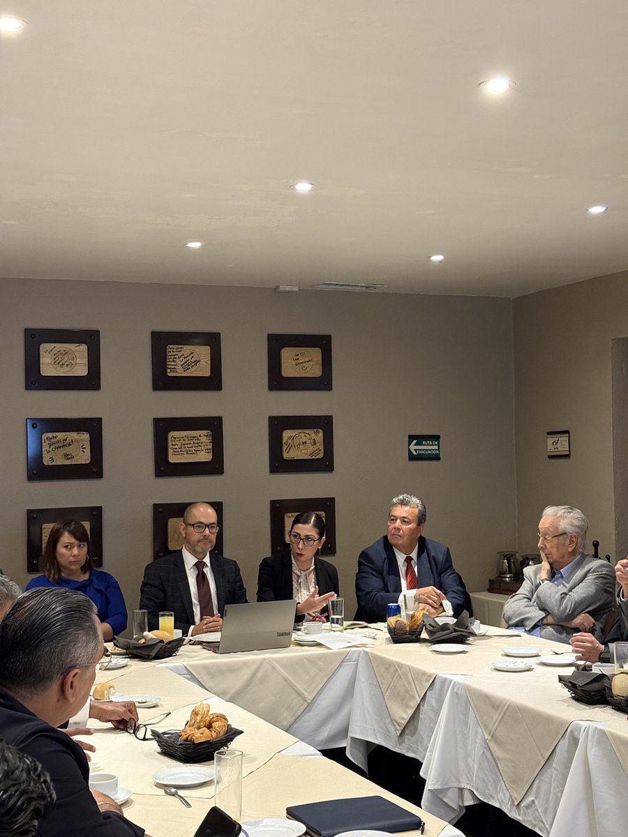 AMDF4's tweet photo. En la Sesión Técnica de la #AMDF el Dr. @domingoruizl, Presidente de esta Academia, presentó un análisis del recién entregado Paquete Económico 2026.
#PaqueteEconómico2026 https://t.co/HH2HtDps60