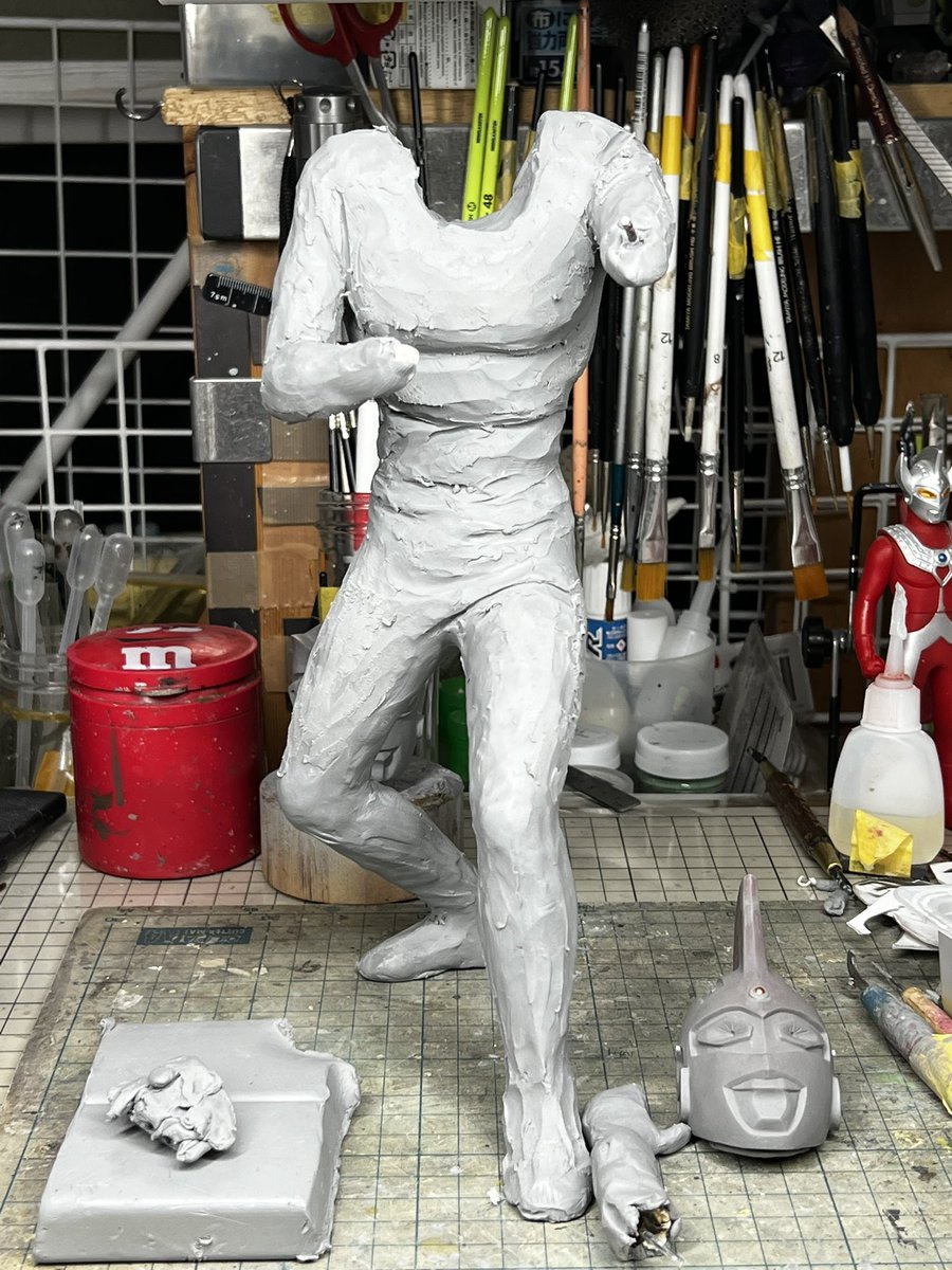 最近進捗を晒さないけどやっています
このタロウ演者である長沢氏、まぁースタイルが良い
ウェスト細い
手足が長い
そしておしりが小さい
で、よっぽどスーツがピッタリだったのかシワが少ない！
創ってて発見が多いわ
ただ、この体型の調整って他人が見ても1番面白くないトコだと思うんよね笑