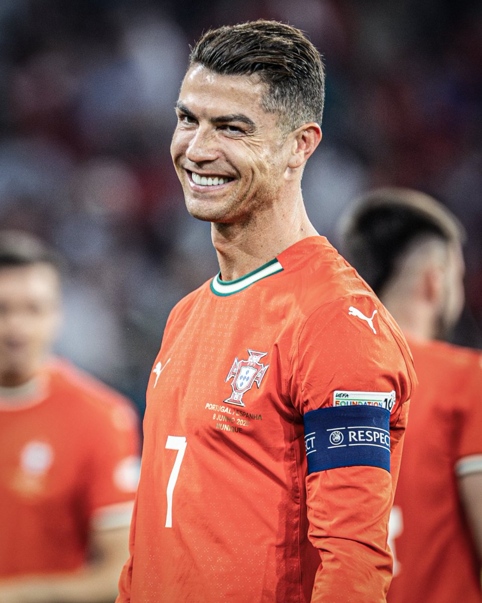 🇵🇹 Cristiano Ronaldo: 39 goles (49 PJ) 🆕️
🇬🇹 Carlos Ruiz: 39 goles (47 PJ)
🇦🇷 Lionel Messi: 36 goles (72 PJ)
🇮🇷 Daei: 35 goles (51 PJ)
🇵🇱 Lewandowski: 32 goles (41 PJ)

Saluden al nuevo máximo goleador de Eliminatorias de todos los tiempos 👏🏻🔝