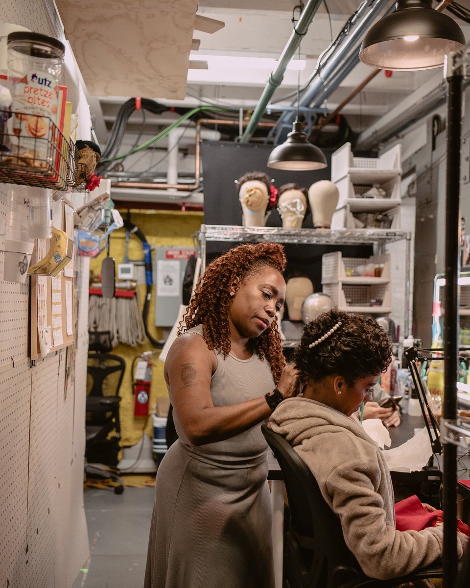 Pre-show prep underneath the Schoenfeld stage 📸

Preparativos antes del show bajo el escenario del Schoenfeld 📸