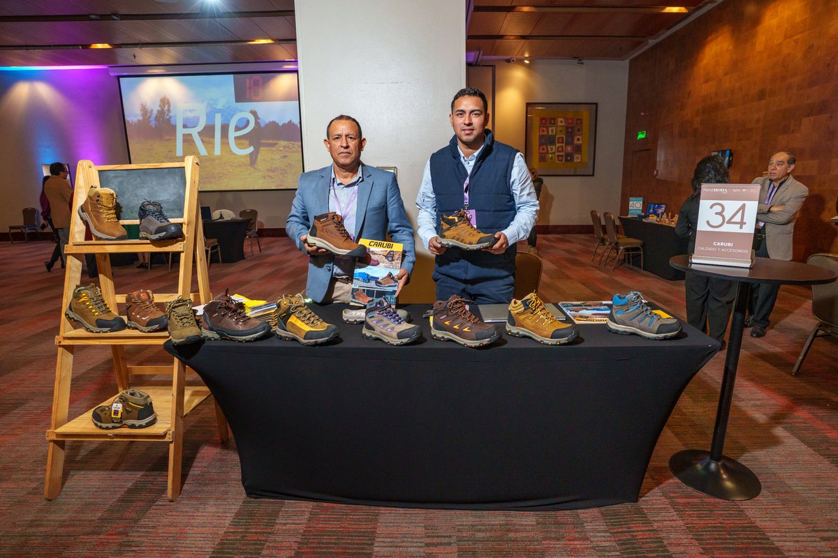 PeruMODA's tweet image. ✨ Perú Moda Chile logró más de 27 millones de dólares en compromisos comerciales.
40 empresas peruanas destacaron por su innovación y sostenibilidad, conquistando un mercado que demanda moda responsable y de calidad. 🇵🇪👗🌱
#PeruModa #PeruModaDeco