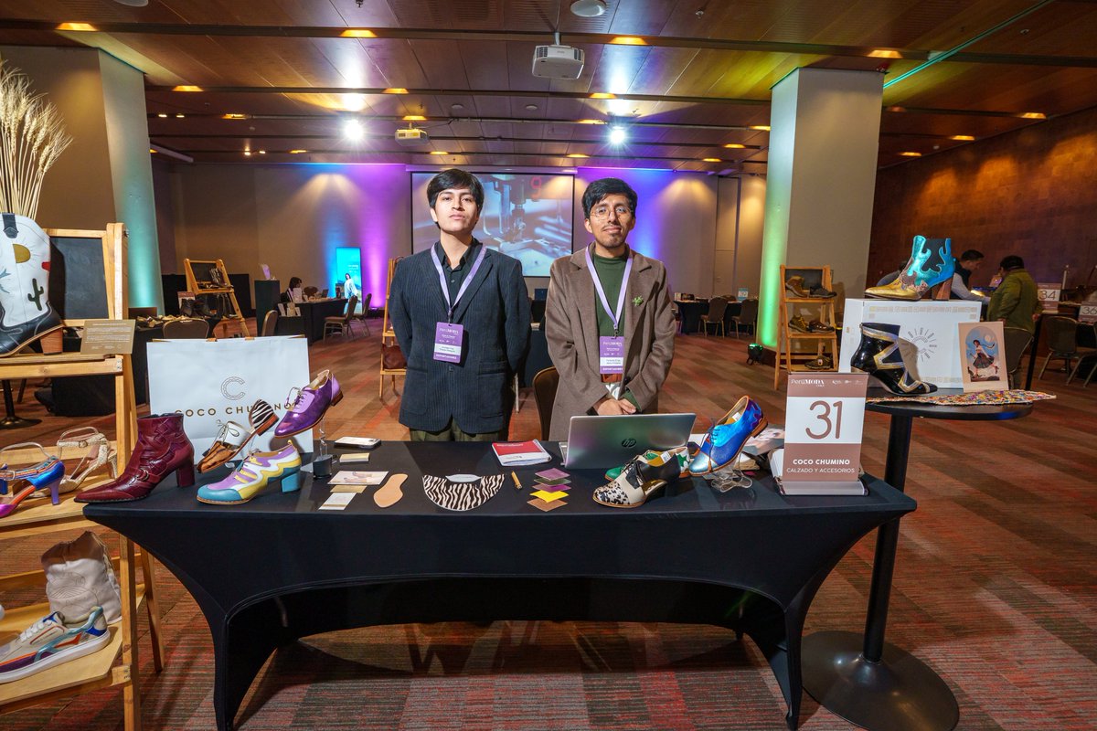 ✨ Perú Moda Chile logró más de 27 millones de dólares en compromisos comerciales.
40 empresas peruanas destacaron por su innovación y sostenibilidad, conquistando un mercado que demanda moda responsable y de calidad. 🇵🇪👗🌱
#PeruModa #PeruModaDeco
