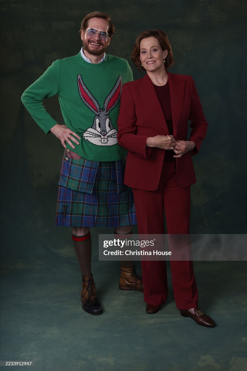 anselmo_art's tweet image. Here are some pics of DUST BUNNY&apos;s Bryan Fuller and Sigourney Weaver taken during TIFF in Toronto, 8 September 2025 🐰🙃
1/2
#bryanfuller #DustBunny #sigourneyweaver