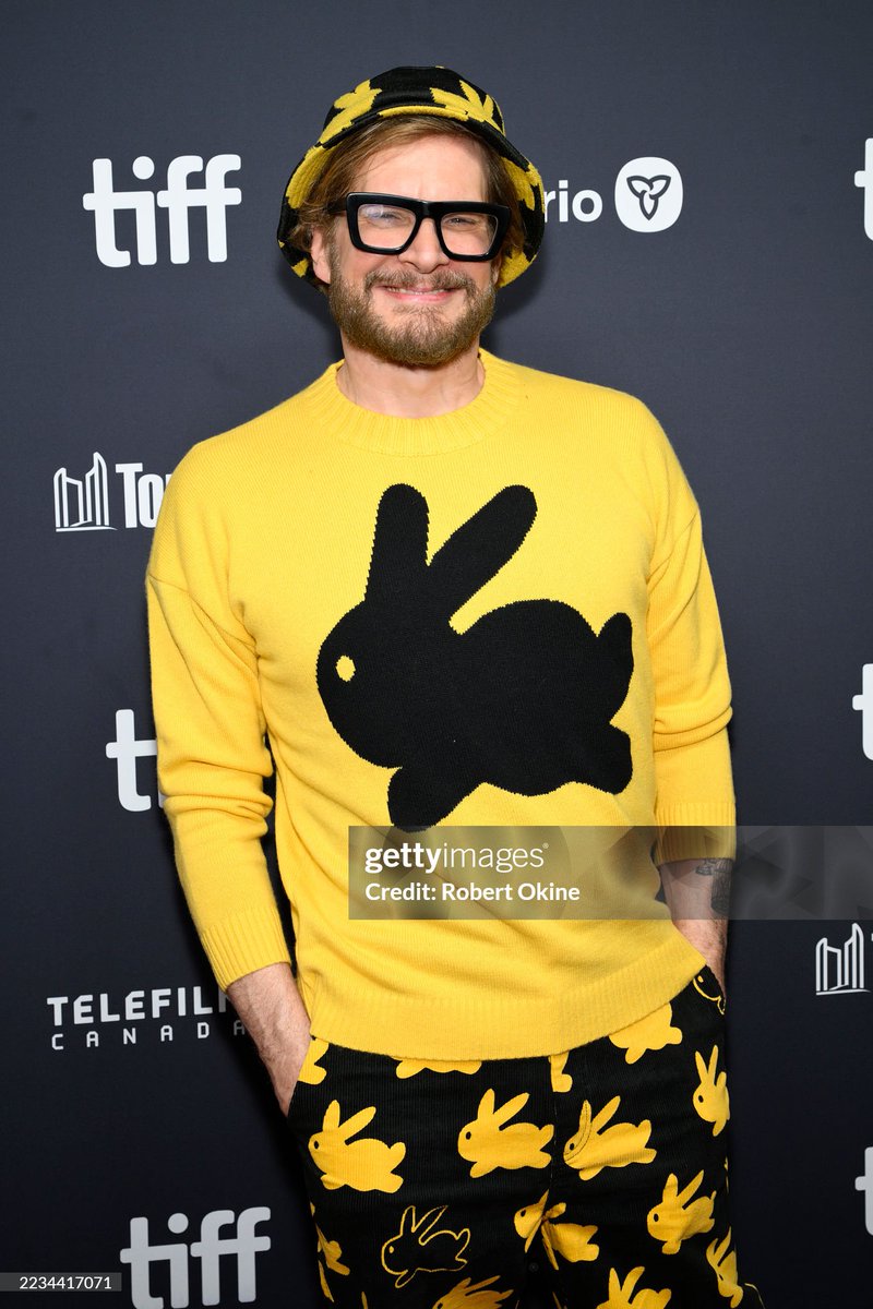 anselmo_art's tweet image. Here are some pics of DUST BUNNY&apos;s Bryan Fuller and Sigourney Weaver taken during TIFF in Toronto, 8 September 2025 🐰🙃
1/2
#bryanfuller #DustBunny #sigourneyweaver