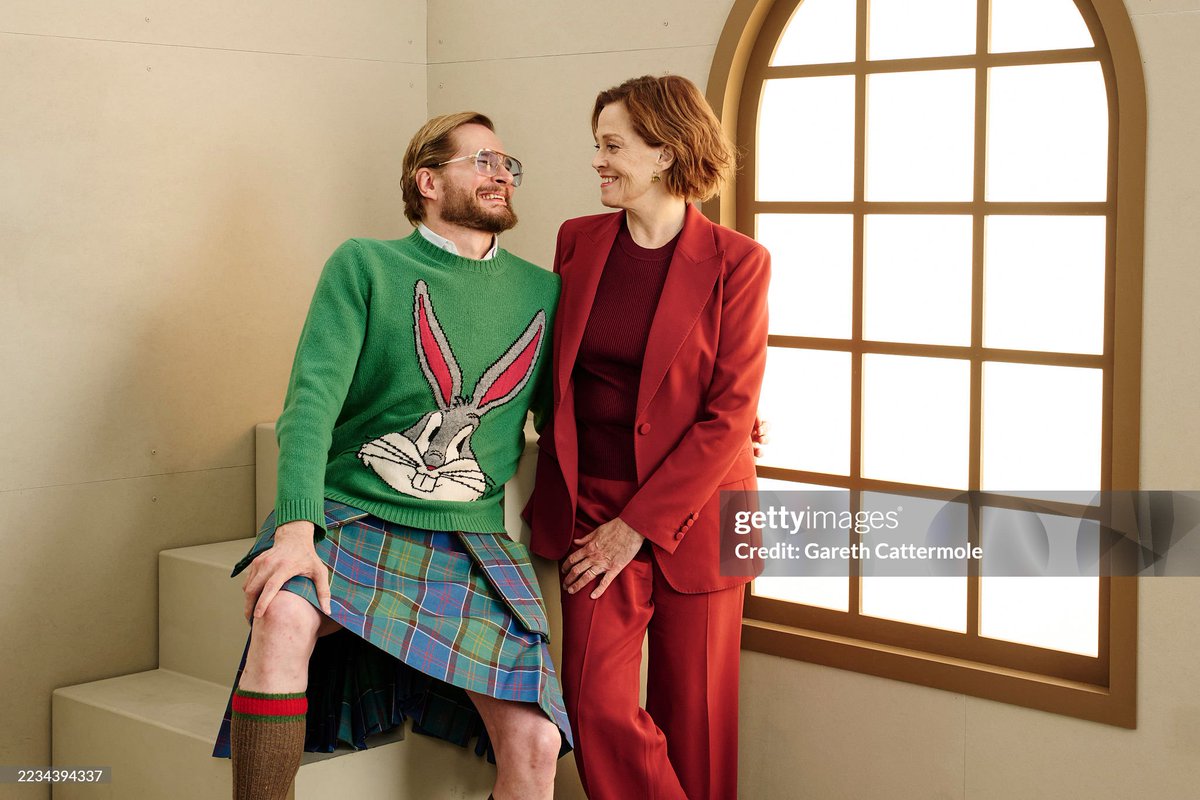 anselmo_art's tweet image. Here are some pics of DUST BUNNY&apos;s Bryan Fuller and Sigourney Weaver taken during TIFF in Toronto, 8 September 2025 🐰🙃
1/2
#bryanfuller #DustBunny #sigourneyweaver