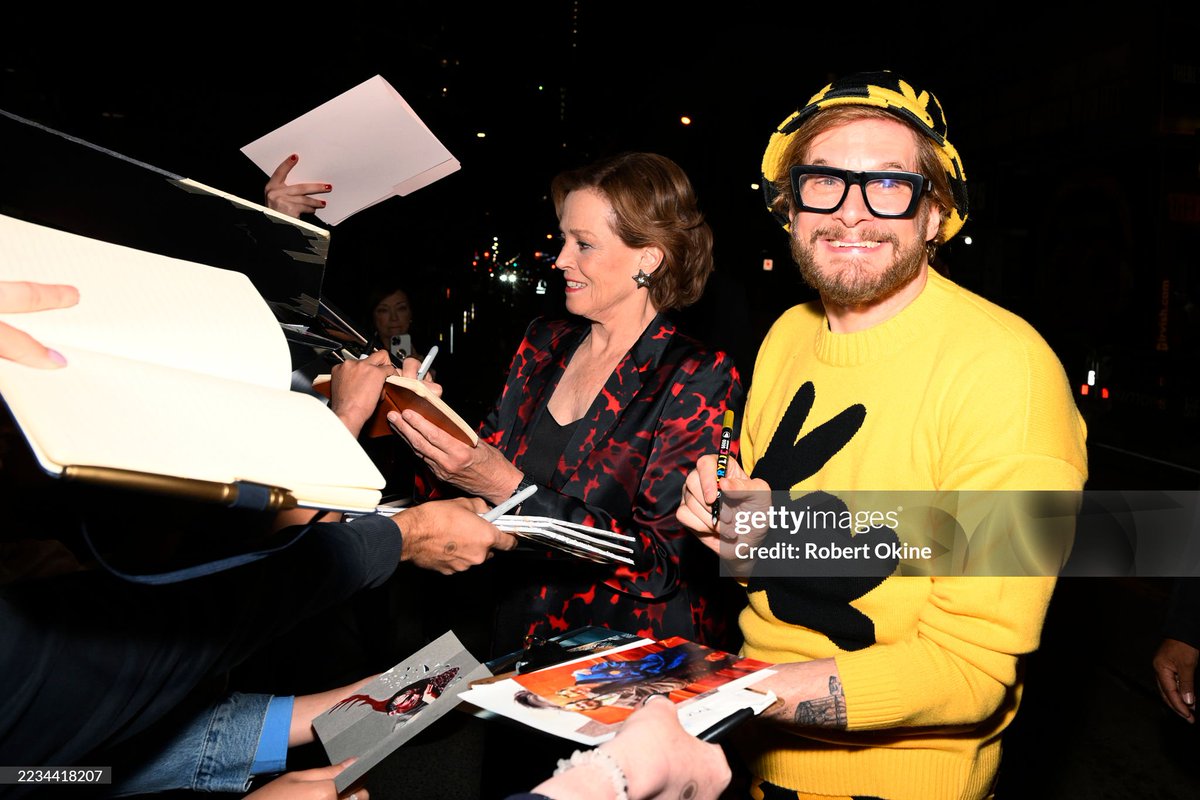 anselmo_art's tweet image. Here are some pics of DUST BUNNY&apos;s Bryan Fuller and Sigourney Weaver taken during TIFF in Toronto, 8 September 2025 🐰🙃
1/2
#bryanfuller #DustBunny #sigourneyweaver