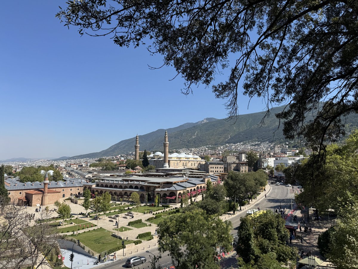 ozayhsyn5's tweet photo. “Sustuğum şeyler var,
hiç konuşmadıklarım,
hiçbir zaman konuşamayacaklarım.
İçinde kaybolduğum şehirler var,
bir de içimde kaybolup giden insanlar…”
              “Cahit Sıtkı Tarancı” https://t.co/GjX23d3GQd