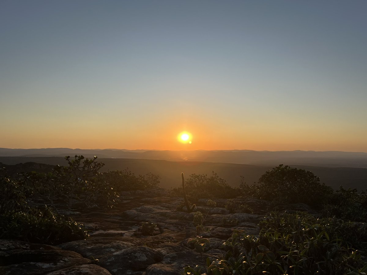 Por do sol hoje. 
Visto do alto do morro do pai Inácio, na Chapada Diamantina, Bahia.
Por aqui o dia foi lindo e muito quente.
Lugar incrível!
<a href="/metsul/">MetSul.com</a>