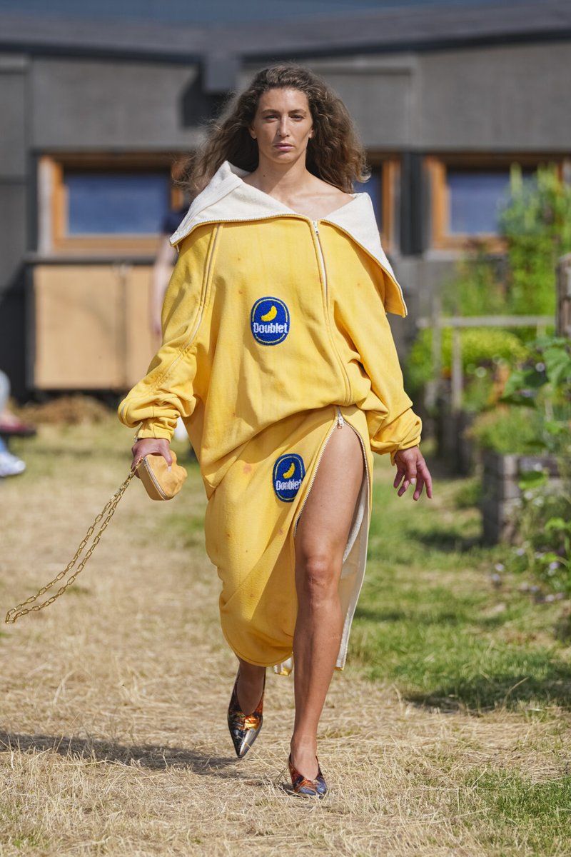 Check out this article: doublet SS26 – Freaks, couture et illusions : la mode comme expérience de perception - luxsure.fr/2025/09/08/dou…