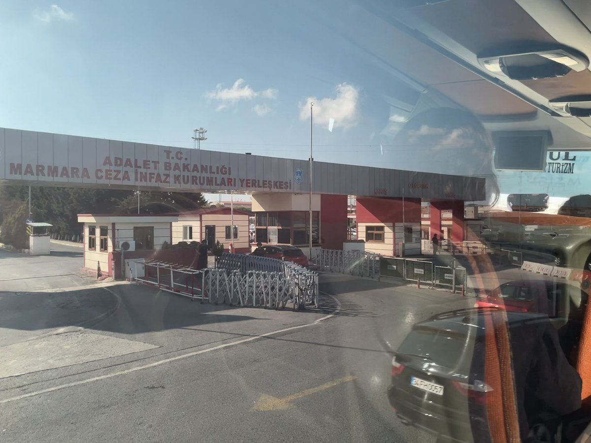 Bugün Silivri’de İstanbul Barosu yönetimine açılan davanın 2.celsesi gerçekleştirildi. 
Mahkeme salonunda temayüz eden, yine Baroların ve avukatlık mesleğinin kolektif hafızası oldu.