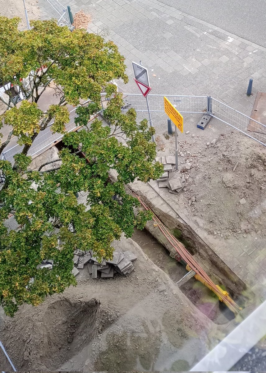 OnRusthof's tweet image. Zo hebben ze het achtergelaten vandaag, open en bloot. Wat als ze hier ook een steen op pleuren? Wat voor leidingen zijn het, Gas? 🤷🏼@stedin  #stedin #doodeng