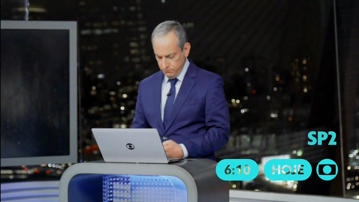 magnavits's tweet image. Na Globo, antes do início de #TerraNostra, rodaram essa chamada vertical anunciando uma programação bem diferente do previsto:

17h30 #EtaMundoMelhor
18h10 #SP2
18h30 #DonaDeMim
19h30 #JornalNacional