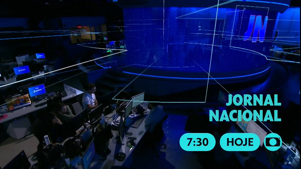 magnavits's tweet image. Na Globo, antes do início de #TerraNostra, rodaram essa chamada vertical anunciando uma programação bem diferente do previsto:

17h30 #EtaMundoMelhor
18h10 #SP2
18h30 #DonaDeMim
19h30 #JornalNacional