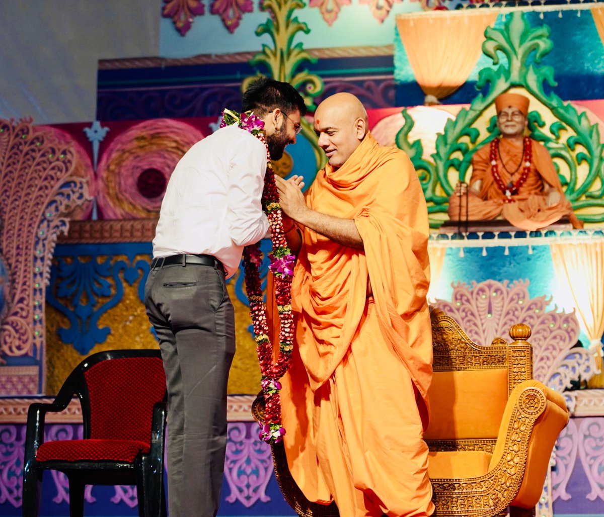 Values vs Valuables

પૂજ્ય જ્ઞાનવત્સલ સ્વામીજીના આશીર્વચન :
જીવનમાં મૂલ્યવાન ચીજવસ્તુઓ જરૂર વસાવો પરંતુ મૂલ્યોના ભોગે નહીં !

ત્રણ મૂલ્યો :- સુખની ચાવી 
સ્થિરતા,સ્વીકાર્યતા અને ભગવાનની ઇચ્છા.

મૂલ્યવાન ચીઝવસ્તુઓના જેમ EMI હોય તેમ મૂલ્યોના EMI :-
સદ્સંગ,સારા પુસ્તક &amp; ભક્તિ