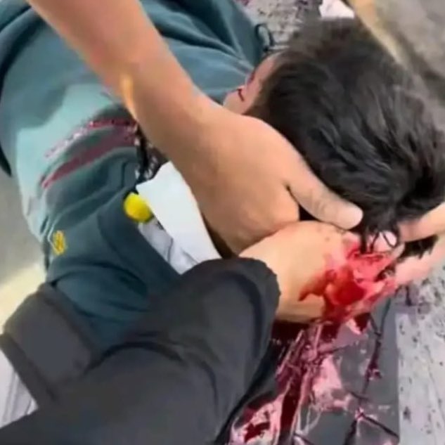 CrimesReais's tweet photo. 🚨 AGORA: Jovens estão sendo baleados e assassinados em protestos no Nepal, após o governo proibir as redes sociais. https://t.co/CQ9f8ZJT25