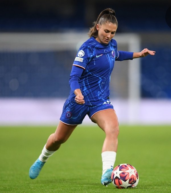 Mientras en Rayadas destituyeron a su DT. En Tigres preparan el fichaje de la francesa Ève Périsset. 

30 años, proveniente del Strasbourg galo y con experiencia en Chelsea PSG y Lyon. 

HABEMUS FICHAJE EN LAS AMAZONAS 🇨🇵⚽️

<a href="/ASMexico/">AS México</a>