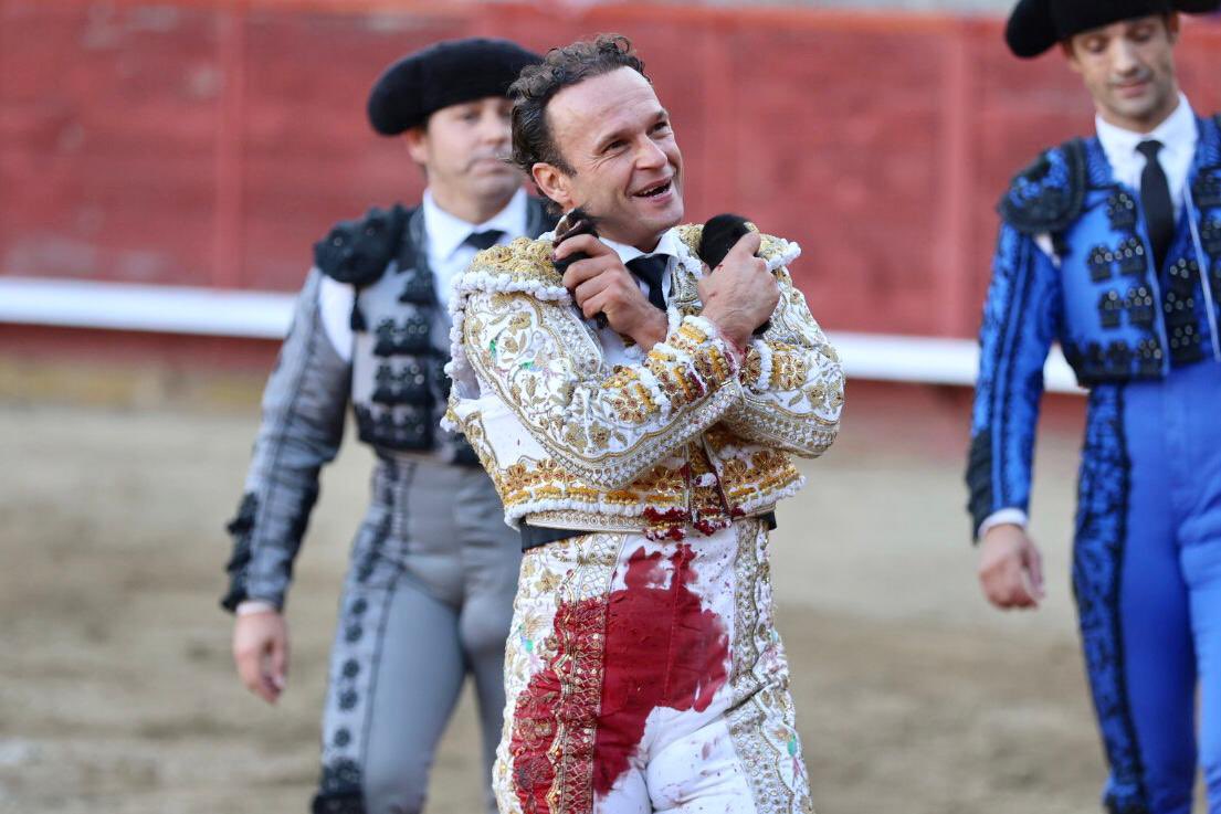 Ferrera le corta las dos orejas al cuarto, premiado con la vuelta al ruedo en Navaluenga