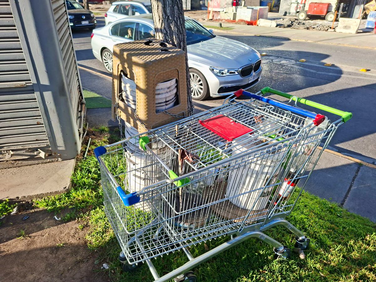 LC_Seguridad's tweet photo. 🚨 Operativo del #PlanCuadrante en Las Condes: junto a la Brigada de Comercio Ambulante, realizamos una fiscalización en el sector del Supermercado Líder (Rotonda Atenas). https://t.co/e1cvxahlg4