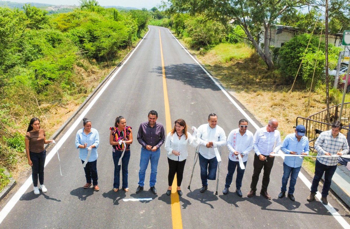 RafaBahena63's tweet photo. Margarita González Saravia, encabezó la inauguración trabajos rehabilitación con concreto asfáltico del camino Mazatepec-Puente D Ixtla y del tramo carretero Miacatlán-Palo Grande en @Morelos Se han puesto marcha 170 obras D infraestructura en diferentes rubros D estado. https://t.co/TI3gFx4ooZ