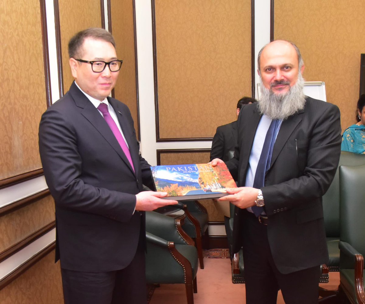 jam_kamal's tweet photo. Productive meeting with Kazakhstan’s Minister of Trade & Integration Arman Shakkaliyev in Islamabad today.

We reaffirmed our commitment to elevate 🇵🇰🤝🇰🇿 trade ties and expand cooperation in agriculture, IT, leather & logistics, and fast-track the Pakistan–Kazakhstan Transit Trade Agreement.