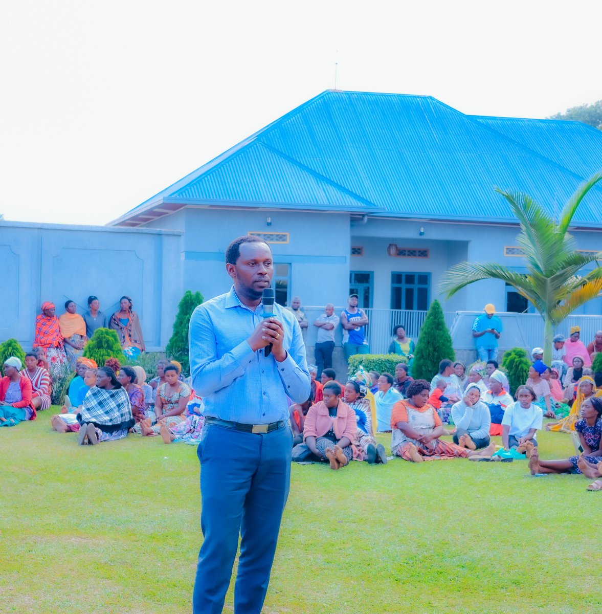 MusanzeDistrict's tweet image. Umuyobozi wa @reg_rwanda mu Karere ka Musanze Bwana BATANGANA Regis n'uhagarariye @wasac_rwanda mu Karere, bibukije abaturage zimwe muri serivisi zitangirwa ubuntu, babasaba kwirinda no gutanga amakuru ku bantu biyitirira #REG na #WASAC, bakishyuza serivisi zitangirwa ubuntu.