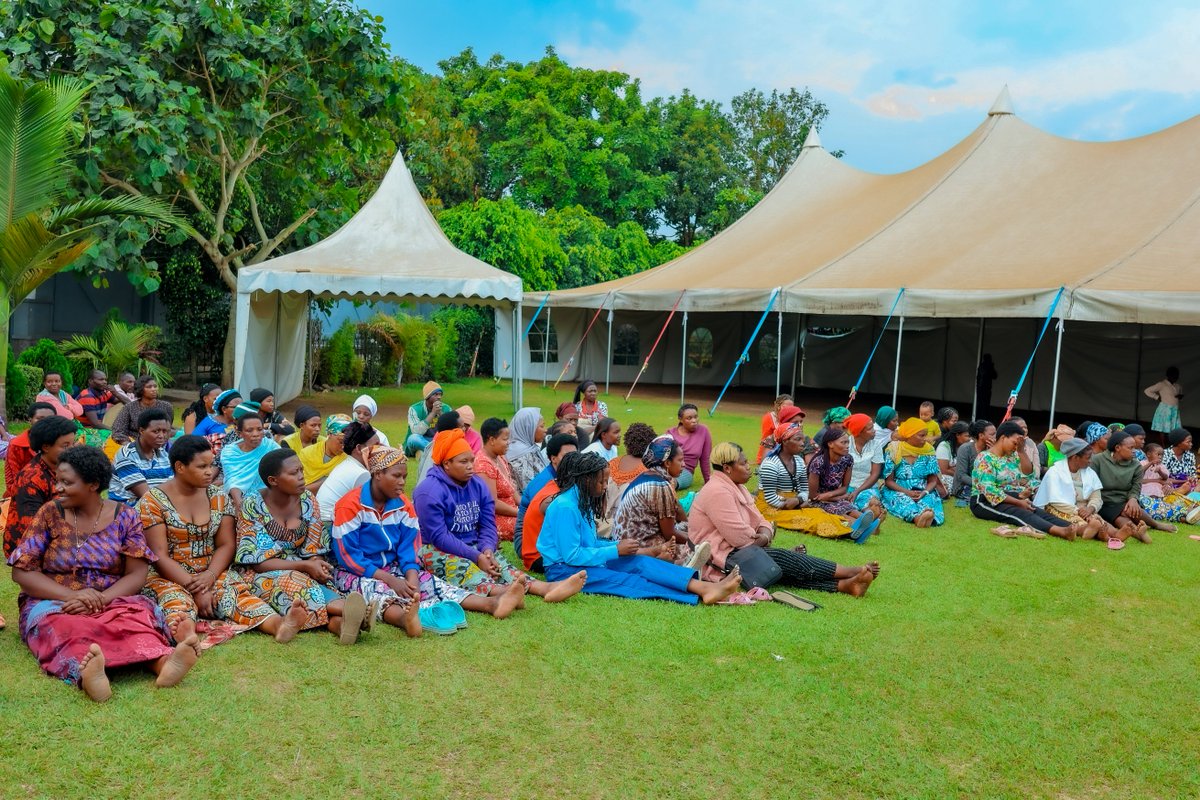 MusanzeDistrict's tweet image. Umuyobozi wa @reg_rwanda mu Karere ka Musanze Bwana BATANGANA Regis n'uhagarariye @wasac_rwanda mu Karere, bibukije abaturage zimwe muri serivisi zitangirwa ubuntu, babasaba kwirinda no gutanga amakuru ku bantu biyitirira #REG na #WASAC, bakishyuza serivisi zitangirwa ubuntu.