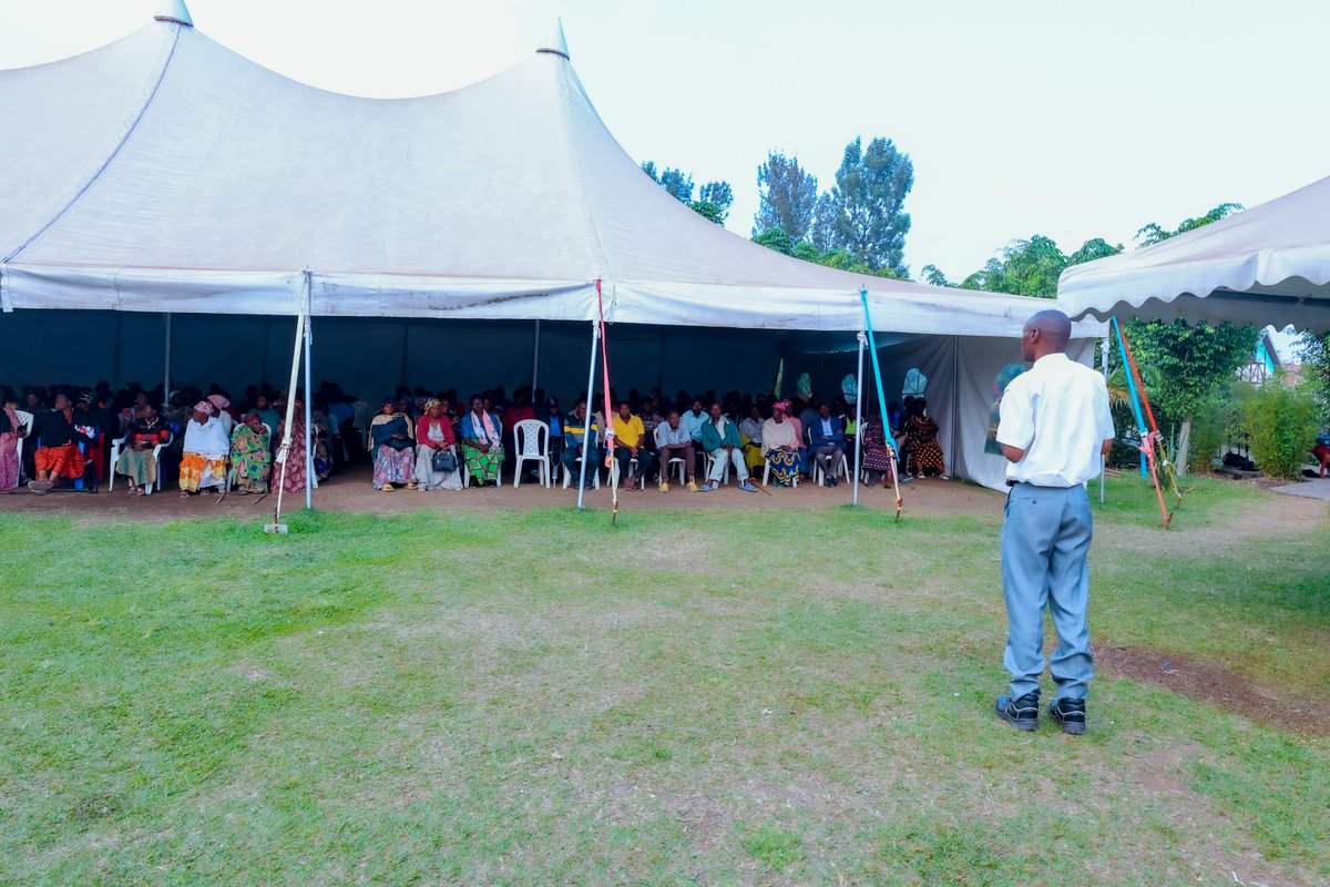 MusanzeDistrict's tweet image. Umuyobozi wa @reg_rwanda mu Karere ka Musanze Bwana BATANGANA Regis n'uhagarariye @wasac_rwanda mu Karere, bibukije abaturage zimwe muri serivisi zitangirwa ubuntu, babasaba kwirinda no gutanga amakuru ku bantu biyitirira #REG na #WASAC, bakishyuza serivisi zitangirwa ubuntu.