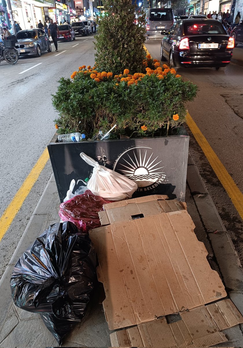 ANLATMAYA GEREK YOK GÖRÜYORSUNUZ!.

Dem belediyeleri çöp kente döndürdü

İpekyolu ilçesinde toplanmayan çöpler  adeta çöp şehrine döndü

KÖTÜ KOKU VE PİSLİKTEN GEÇİLMİYOR

Kesinlikle olması gereken en çağdaş sistem, İpekyolu'da skandal üstüne skandala yol açmaya devam ediyor.