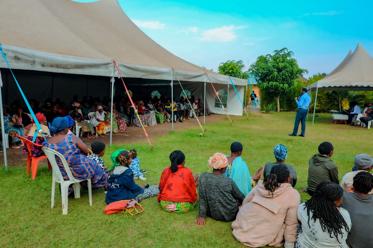 MusanzeDistrict's tweet image. Umuyobozi wa @reg_rwanda mu Karere ka Musanze Bwana BATANGANA Regis n'uhagarariye @wasac_rwanda mu Karere, bibukije abaturage zimwe muri serivisi zitangirwa ubuntu, babasaba kwirinda no gutanga amakuru ku bantu biyitirira #REG na #WASAC, bakishyuza serivisi zitangirwa ubuntu.