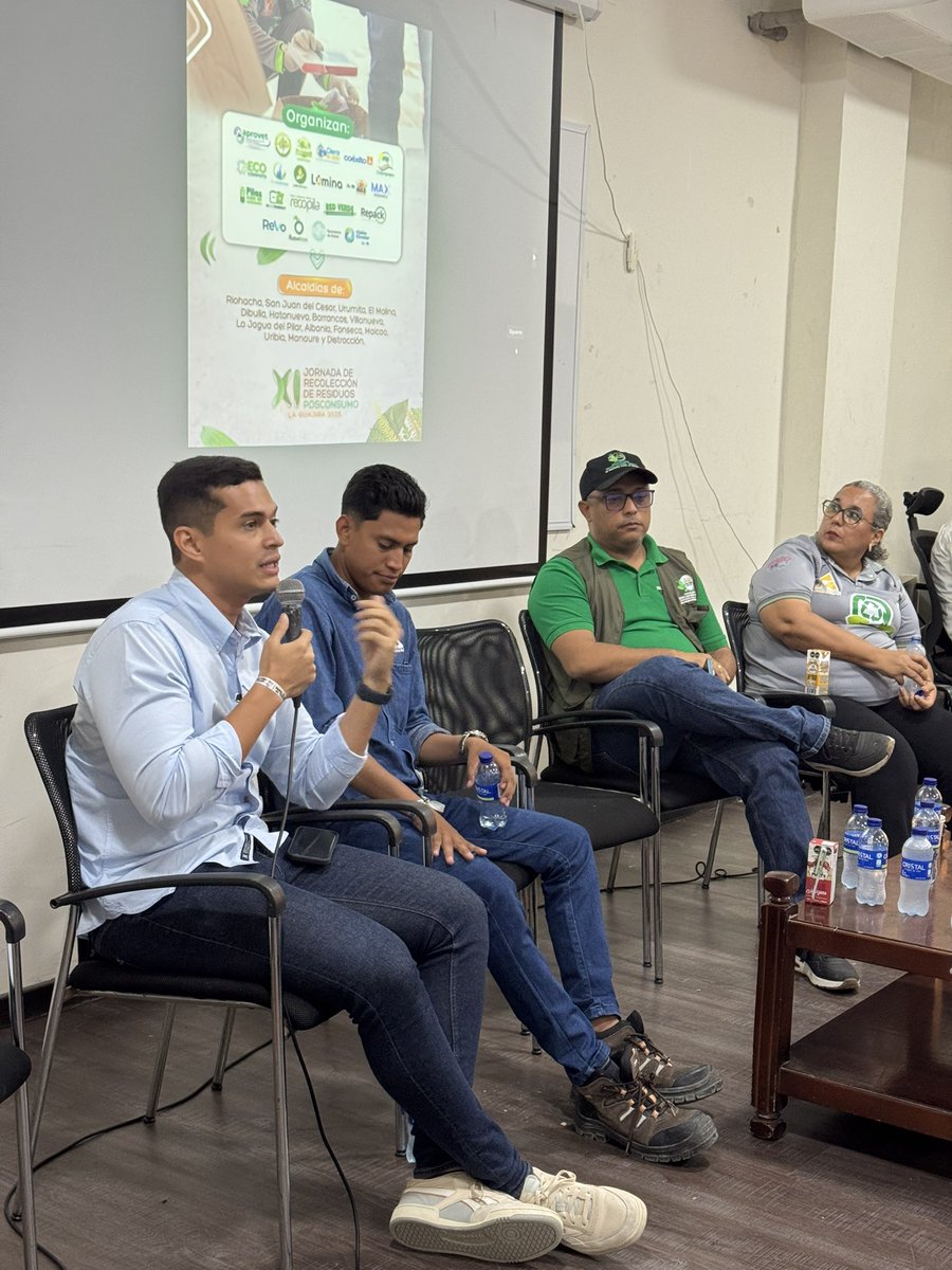 MasGuajiraANDI's tweet photo. Camilo Vanegas, asistente técnico de la Mesa, destacó la importancia de:
✔️Ampliar la red de acopio.
✔️ Impulsar emprendimientos locales de reciclaje.
✔️Formalizar asociaciones de recicladores.
 Y además, resaltó las acciones ambientales que desarrollamos en la ANDI. https://t.co/YvXNWpJAB8