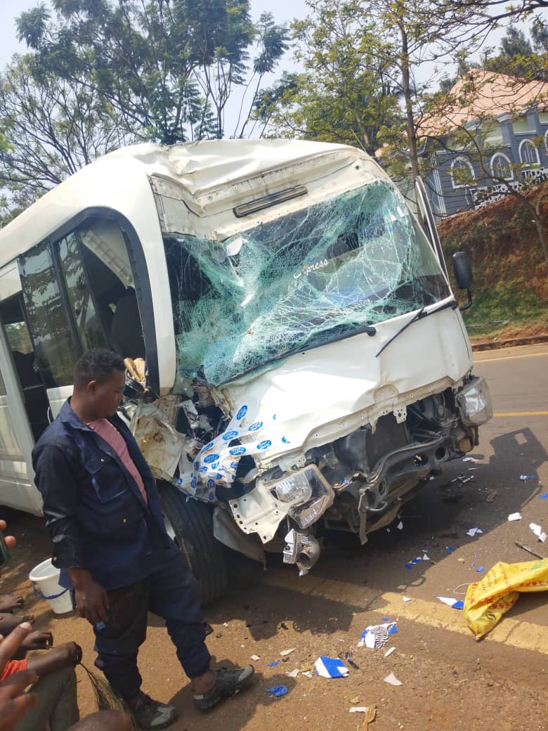JeanClaude24441's tweet photo. Nyamasheke mu murenge wa Kagano imodoka itwara abagenzi ya sosiyete zebra yakoze impanuka ahagana 4:30 zigitondo kiyi tariki ya 09 Nzeri 2025 ariko kubwo amahirwe ntiyahitana ubuzima bw'umuntu iyi mpanuka biravugwa ko yatewe ahanini n'umunaniro w'umushoferi bigatuma irenga umhnda https://t.co/SrOCXV8p92