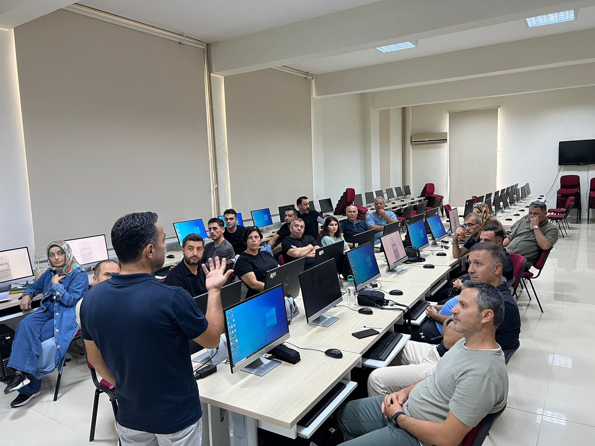 OKA destekli, TOGÜ Eğitim Fakültesi ve İl Millî Eğitim Müdürlüğü iş birliğiyle düzenlenen “Maarif 4.0 Yapay Zekâ Destekli Eğitim” programımız bugün başladı! 🚀🤖