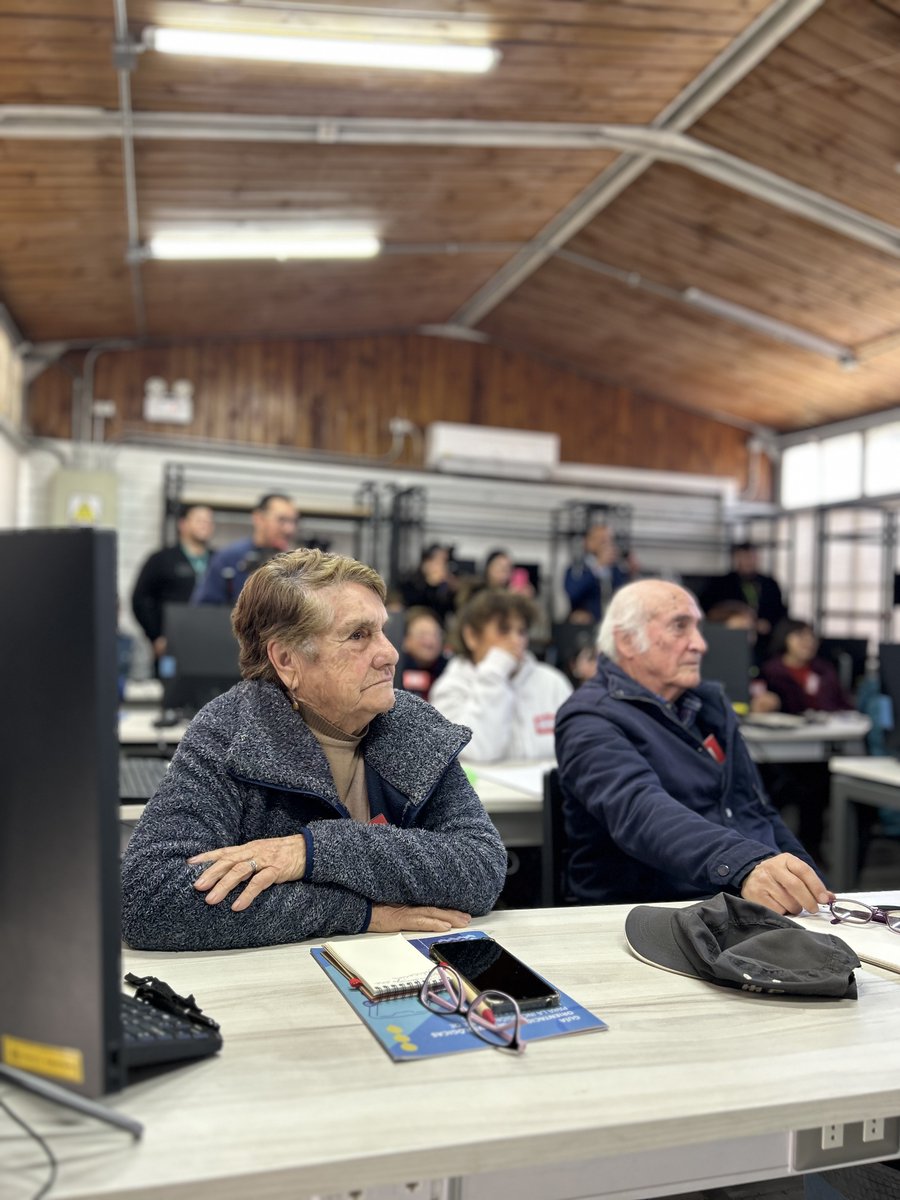 Subsecretaría de Telecomunicaciones (@subtel_chile) on Twitter photo El subse Claudio Araya y <a href="/SubseVoceriaGob/">Subsecretaría General de Gobierno</a> Erwin Díaz participaron en actividad de la municipalidad de <a href="/penalolen/">Peñalolén</a> y <a href="/FTMovistarCL/">Fundación Telefónica Movistar Chile</a> para promover la educación digital como herramienta de inclusión social, con foco en adultos mayores. El subse Claudio Araya y <a href="/SubseVoceriaGob/">Subsecretaría General de Gobierno</a> Erwin Díaz participaron en actividad de la municipalidad de <a href="/penalolen/">Peñalolén</a> y <a href="/FTMovistarCL/">Fundación Telefónica Movistar Chile</a> para promover la educación digital como herramienta de inclusión social, con foco en adultos mayores.