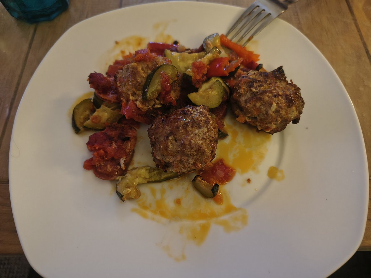 Für den <a href="/MarcM48447838/">Marc ⚓️</a> wieder ein bisschen 🍽️ Bilder..... 🤭 😉

Gestern Currywurst mit Pommes und selbstgemachter Soße und heute Hackbällchen mit Gemüse und Chorizo....