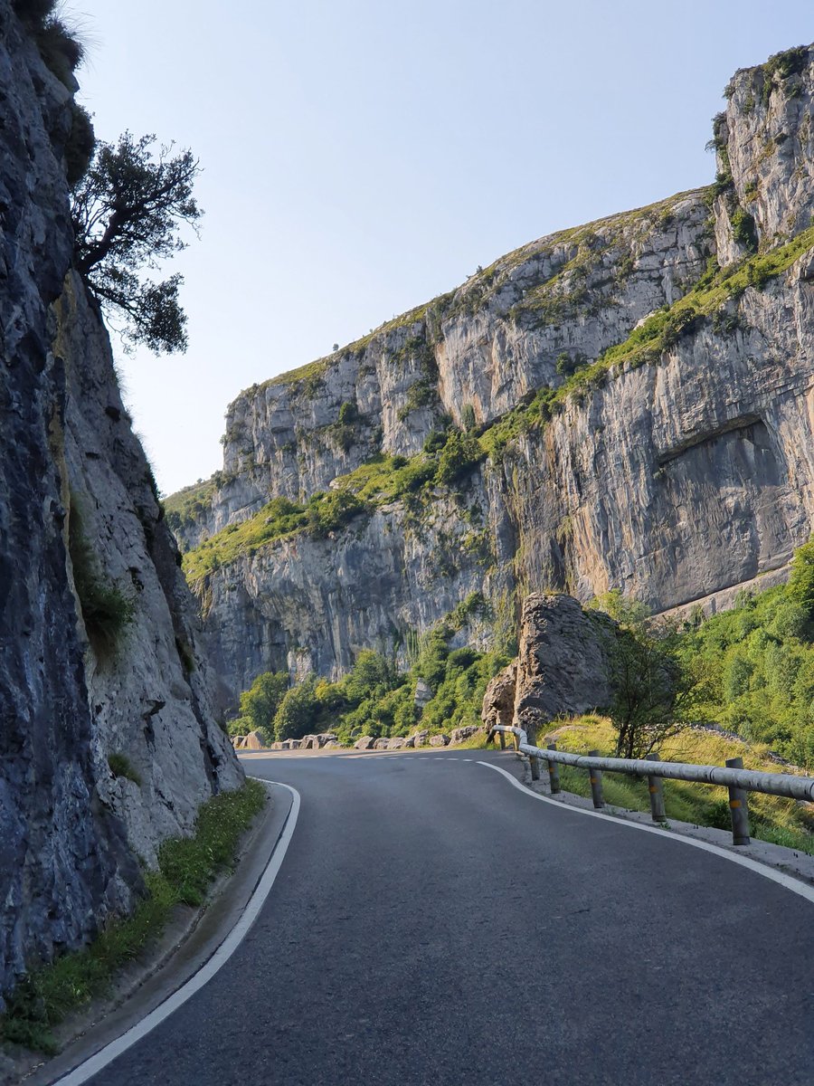 amantes_cycling's tweet photo. Picón Blanco (Arredondo, Cantabria)

📏 Longitud 26 kilómetros 
📐 Pendiente media 5,3%
📈 Desnivel 1.400 metros 
⛰️ Altitud 1519 metros

Tres cimas en una para subir a la meseta y  completar una de las ascensiones más bellas de la península, con unos kilómetros finales muy duros https://t.co/jMpkk8NJSo