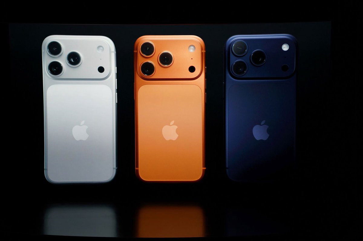 JustFreshKicks's tweet image. Apple officially unveils the new iPhone 17 Pro 🔥📱

• A19 Pro chip
• Aluminum body 
• Three 48MP cameras
• Up to 8x optical zoom
• Vapor chamber cooling
• Much longer battery life